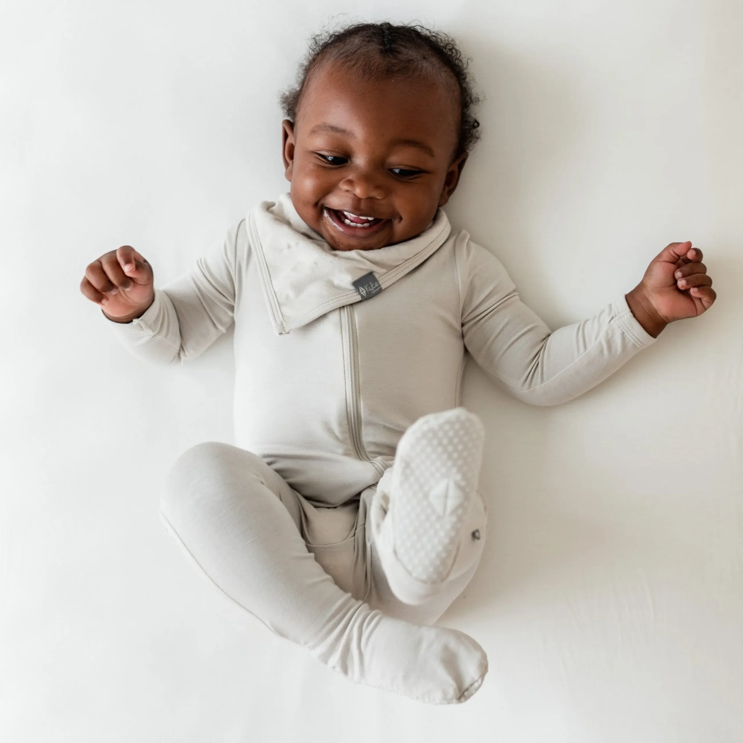 Online Kyte Baby Bib in Oat