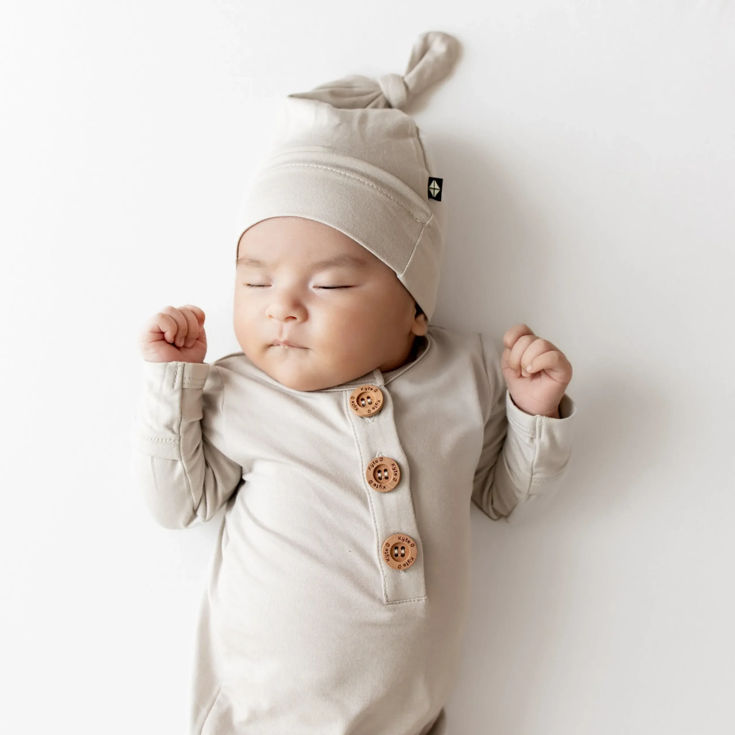Outlet Kyte Baby Knotted Gown with Hat Set in Oat