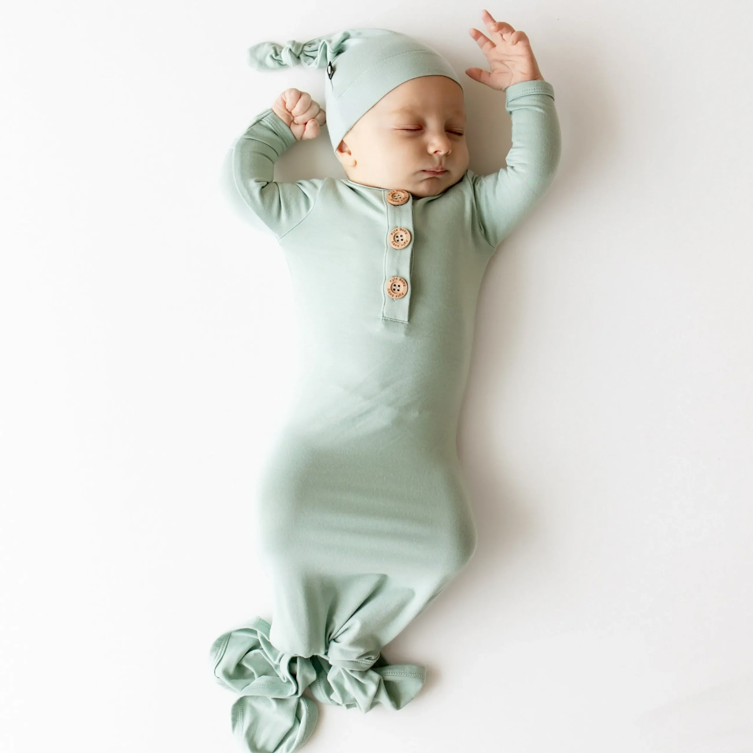 Best Kyte Baby Knotted Gown with Hat Set in Sage
