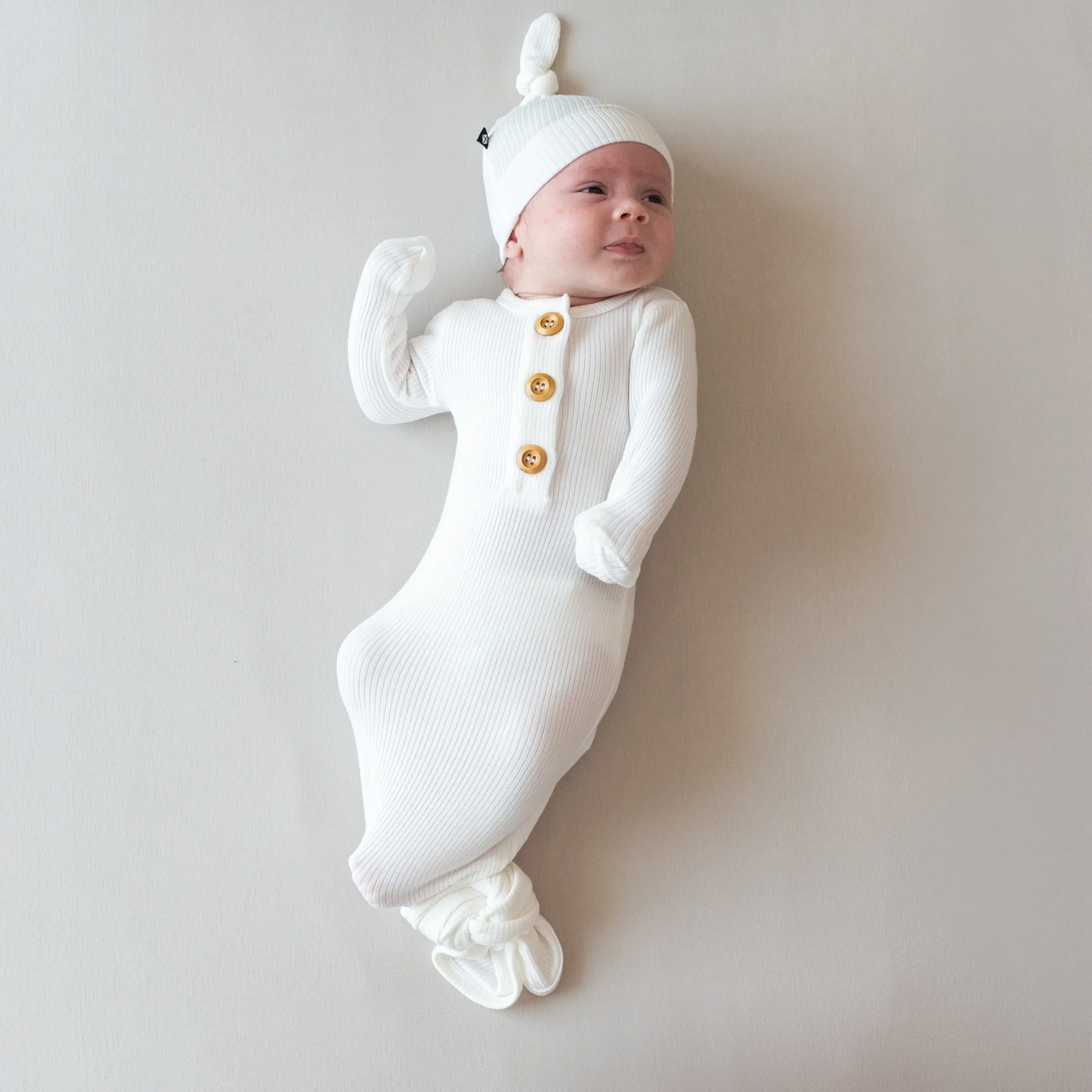 Best Kyte Baby Ribbed Knotted Gown with Hat Set in Cloud