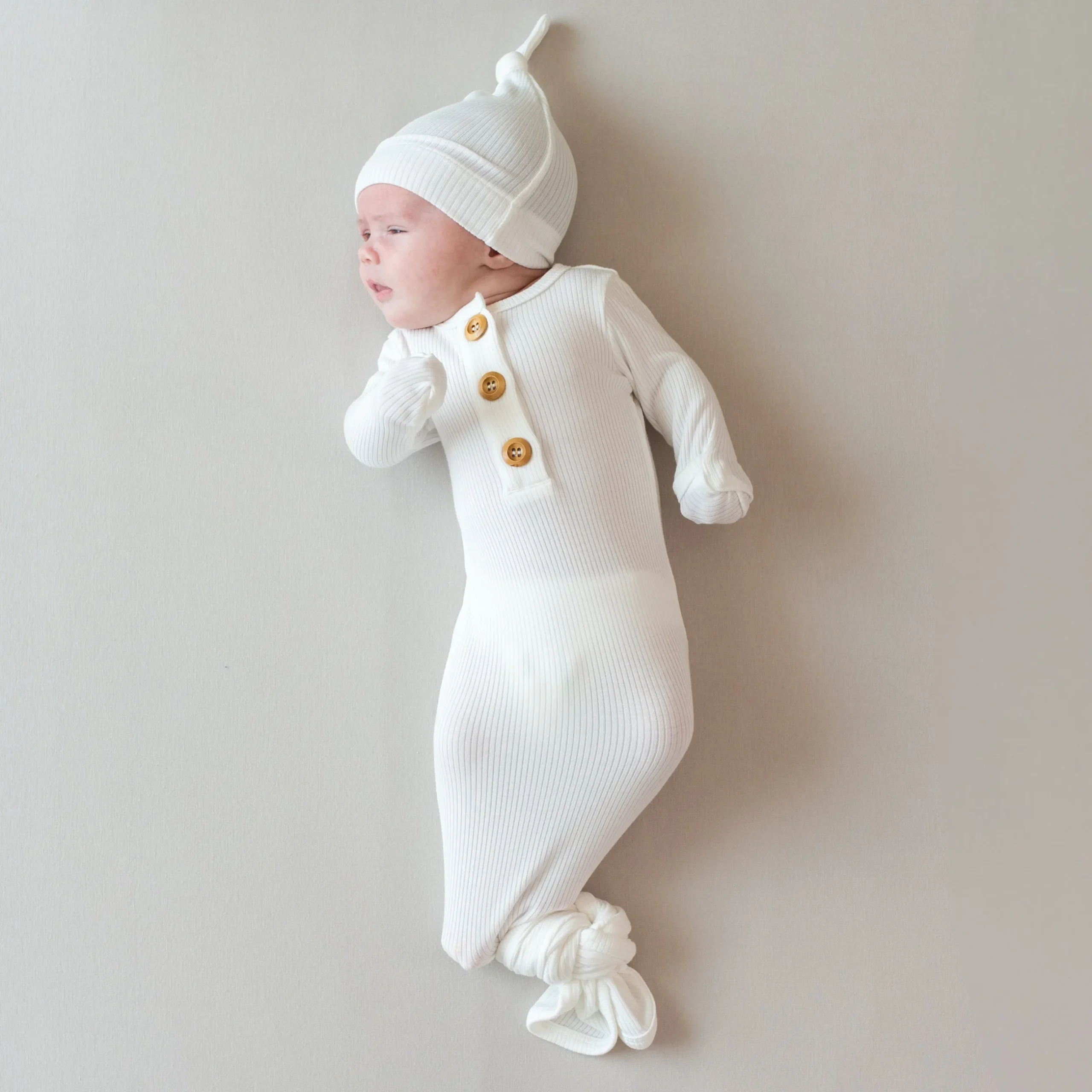 Best Kyte Baby Ribbed Knotted Gown with Hat Set in Cloud