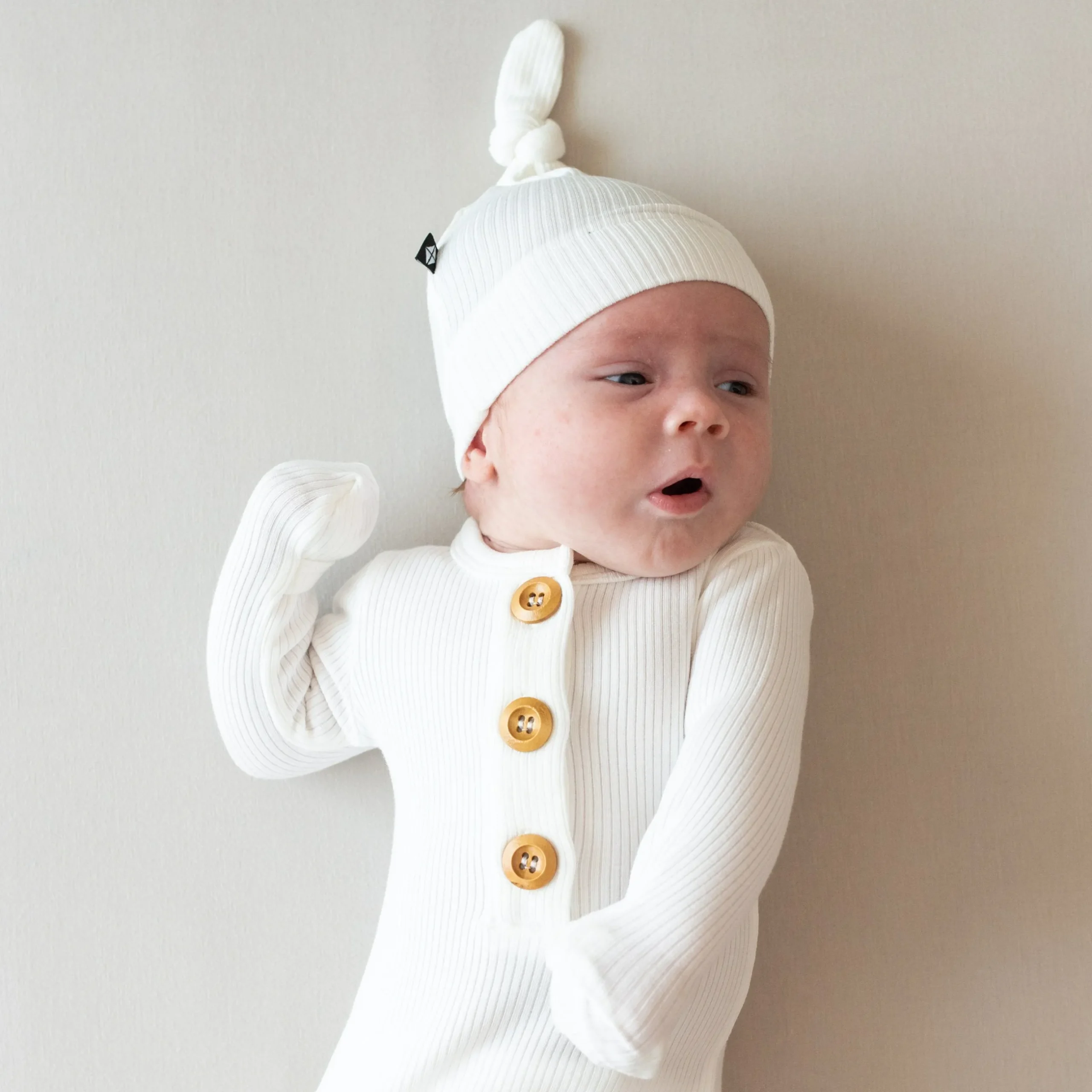 Best Kyte Baby Ribbed Knotted Gown with Hat Set in Cloud
