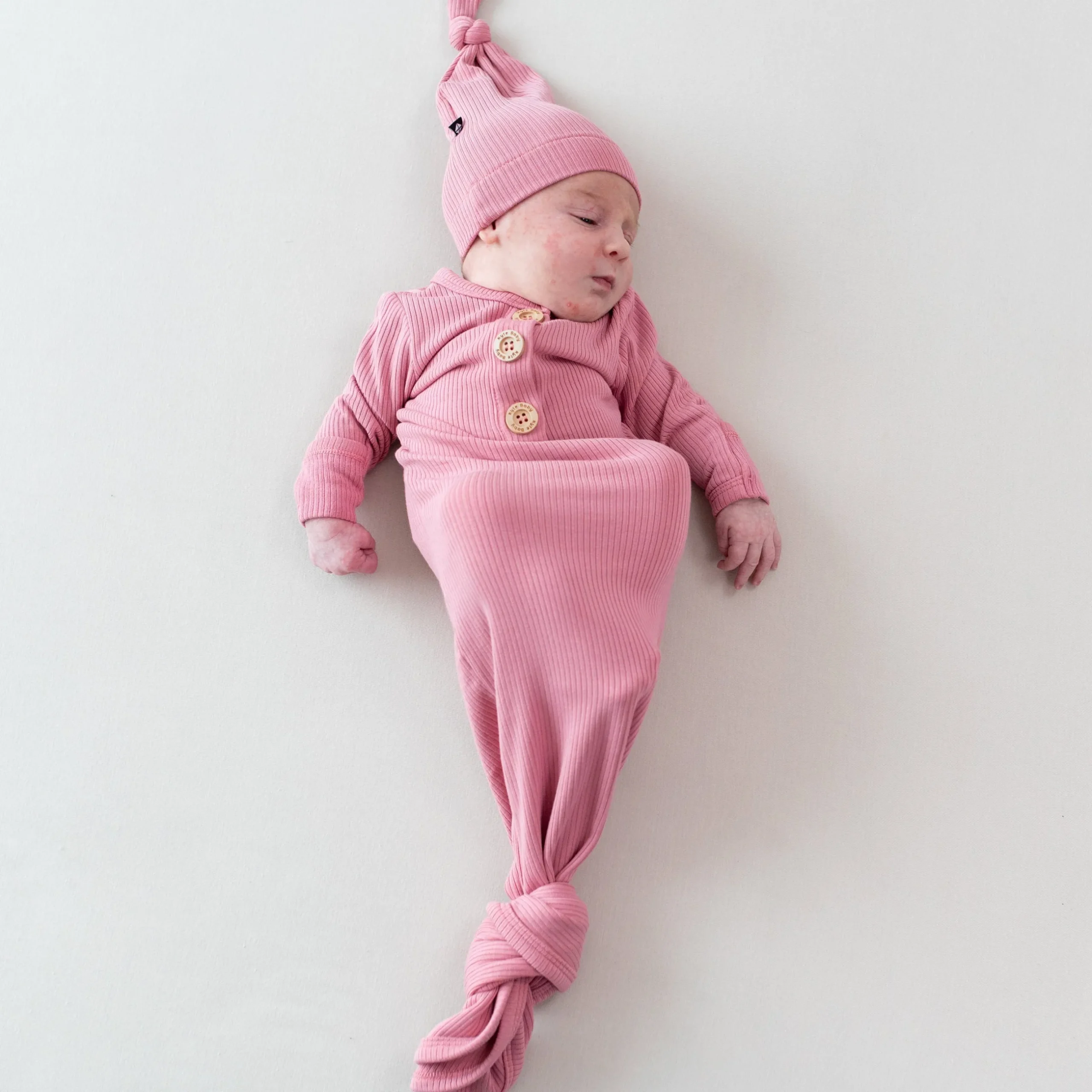 Best Kyte Baby Ribbed Knotted Gown with Hat Set in Apple Blossom
