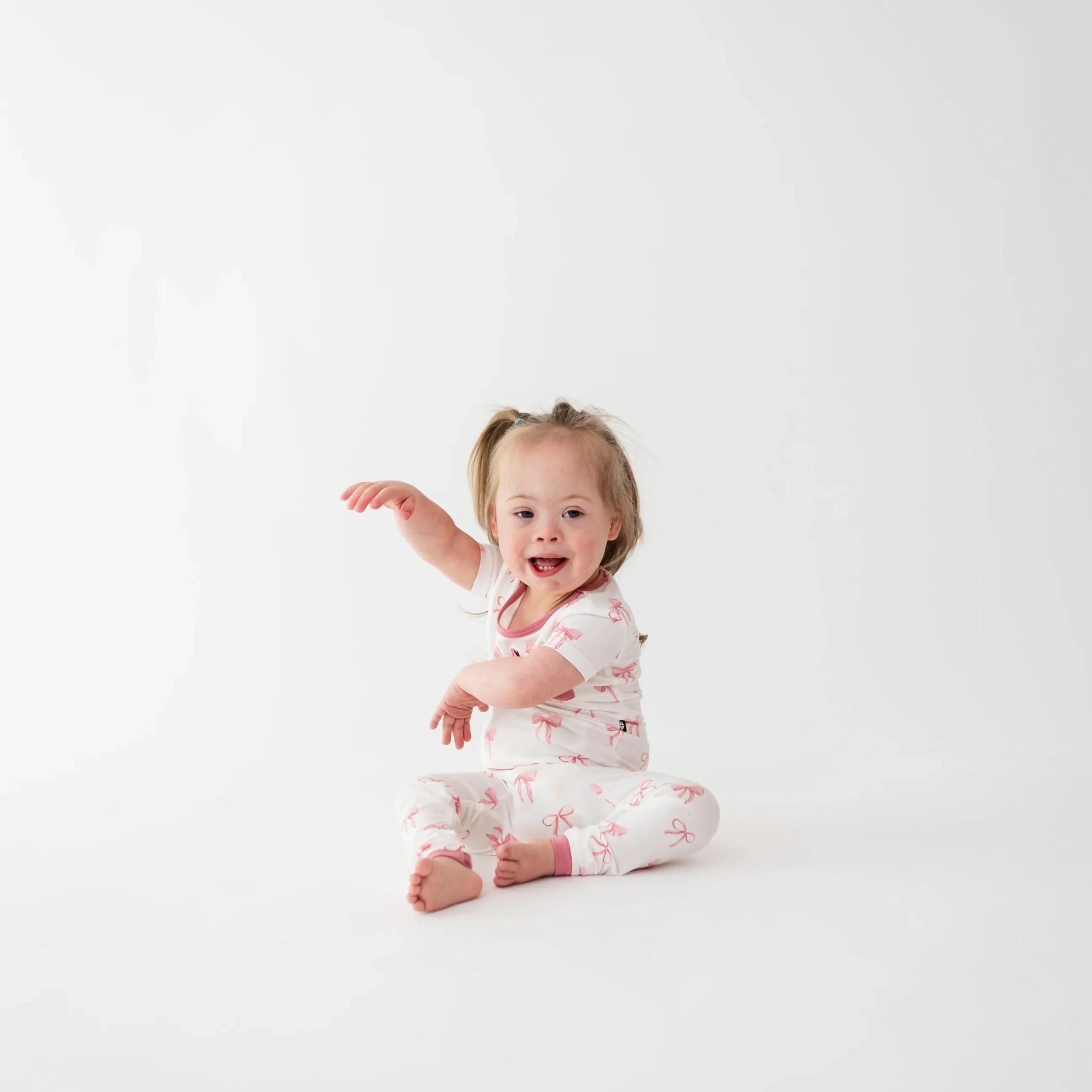 Kyte Baby Short Sleeve with Pants Pajamas in Bow